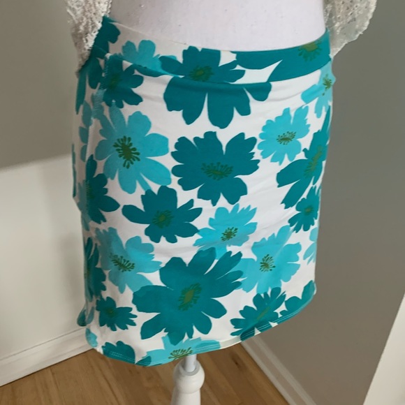 EXPRESS floral mini skirt with slit green/white XS - Picture 2 of 5